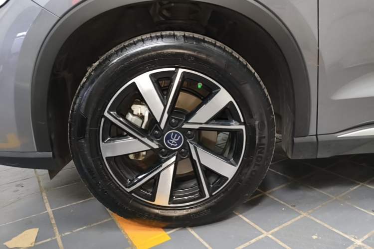 Used BYD Song Pro New Energy 2024 HONOR Edition DM-i 110KM Beyond Model Left Front Wheel Hub