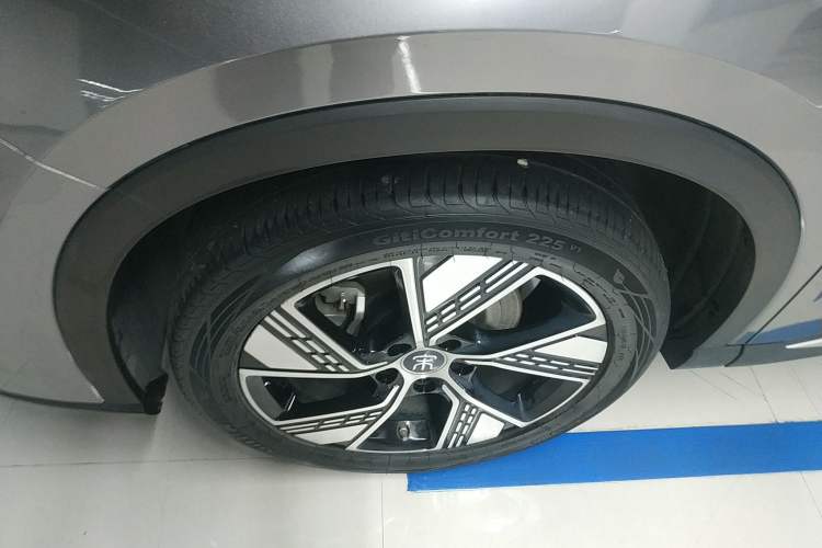 Used BYD Song Pro New Energy 2024 HONOR Edition DM-i 110KM Excellence Model Left Front Wheel Hub