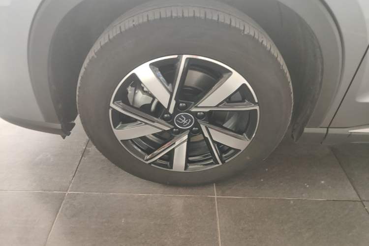 Used BYD Song Pro New Energy 2024 HONOR Edition DM-i 71KM Leading Model Left Front Wheel Hub
