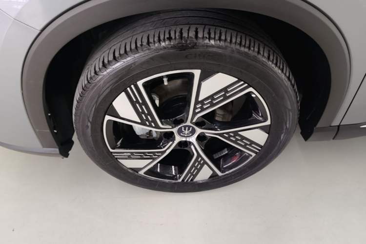 Used BYD Song Pro New Energy 2024 HONOR Edition DM-i 110KM Excellence Model Left Front Wheel Hub