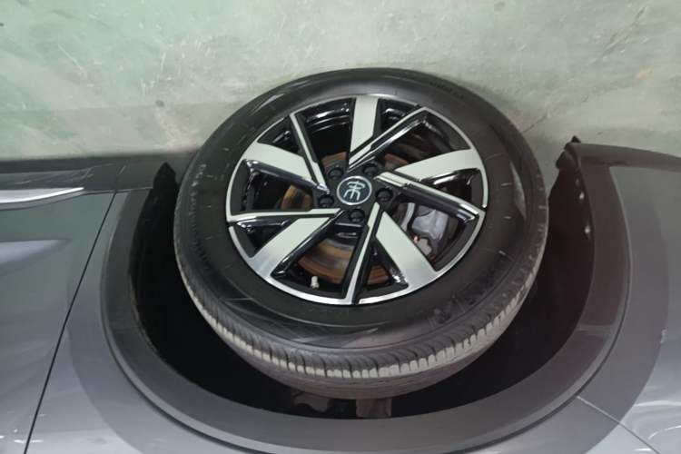 Used BYD Song Pro New Energy 2024 HONOR Edition DM-i 71KM Navigation Model Left Front Wheel Hub