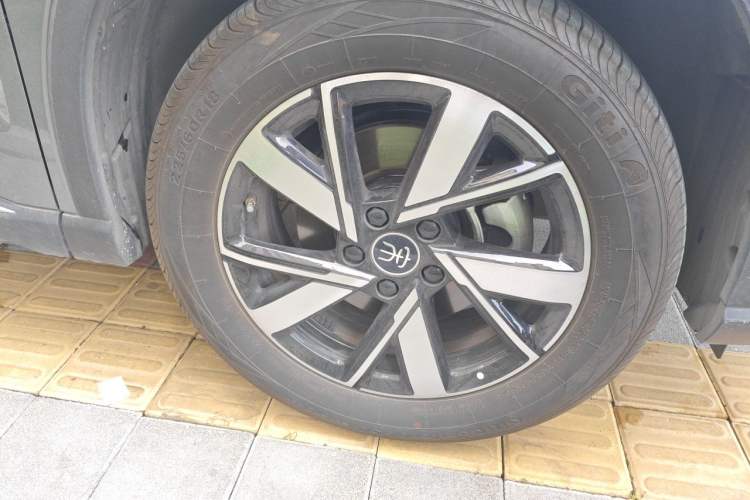 Used BYD Song Pro New Energy 2024 HONOR Edition DM-i 71KM Navigation Model Right Front Wheel Hub