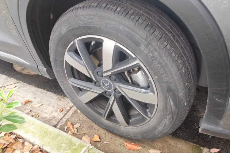 Used BYD Song Pro New Energy 2024 HONOR Edition DM-i 110KM Beyond Model Right Front Wheel Hub