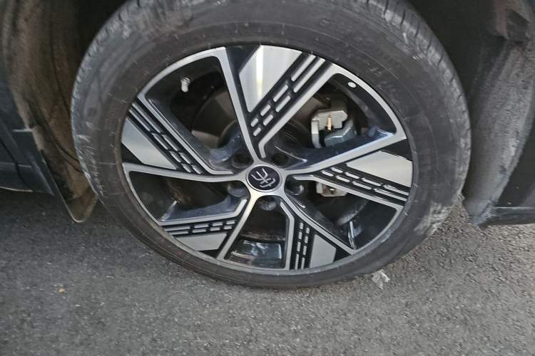 Used BYD Song Pro New Energy 2024 HONOR Edition DM-i 110KM Excellence Model Right Front Wheel Hub