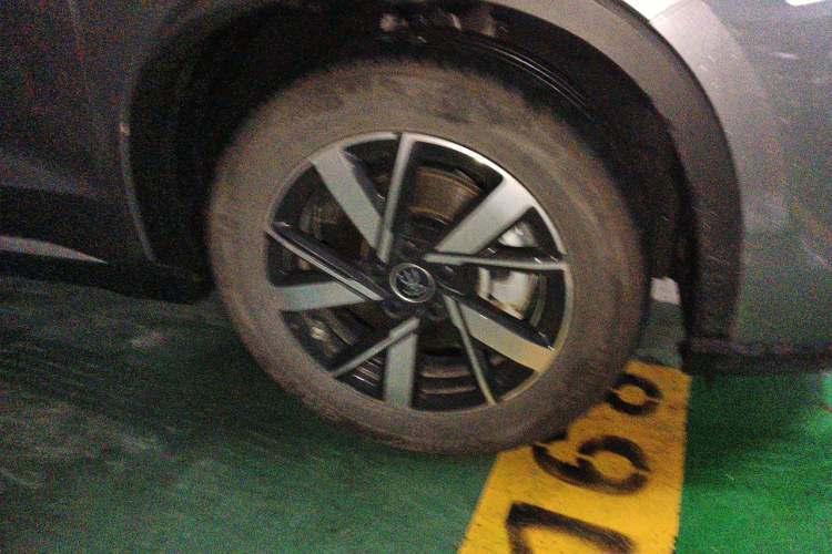 Used BYD Song Pro New Energy 2024 HONOR Edition DM-i 110KM Beyond Model Right Front Wheel Hub