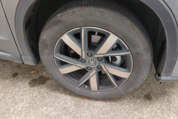 Used BYD Song Pro New Energy 2024 HONOR Edition DM-i 110KM Beyond Model Right Front Wheel Hub