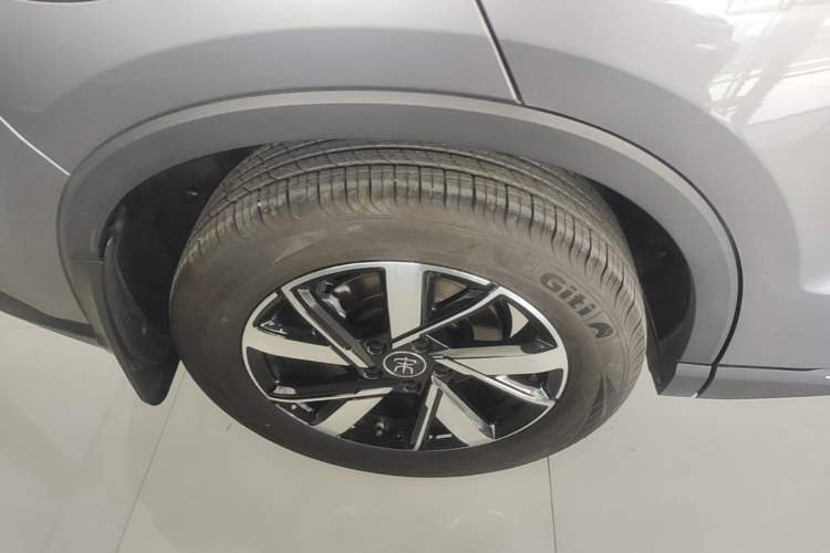 Used BYD Song Pro New Energy 2024 HONOR Edition DM-i 71KM Navigation Model Right Rear Wheel Hub