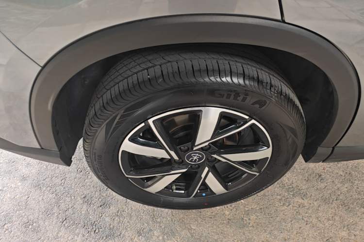 Used BYD Song Pro New Energy 2024 HONOR Edition DM-i 71KM Navigation Model Right Rear Wheel Hub