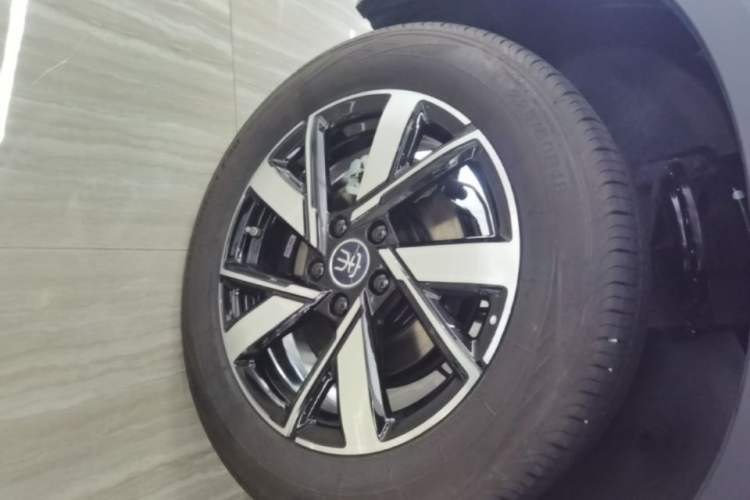 Used BYD Song Pro New Energy 2024 HONOR Edition DM-i 71KM Navigation Model Right Rear Wheel Hub