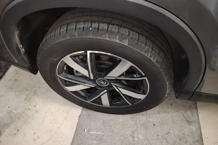 Used BYD Song Pro New Energy 2024 HONOR Edition DM-i 71KM Navigation Model Right Rear Wheel Hub