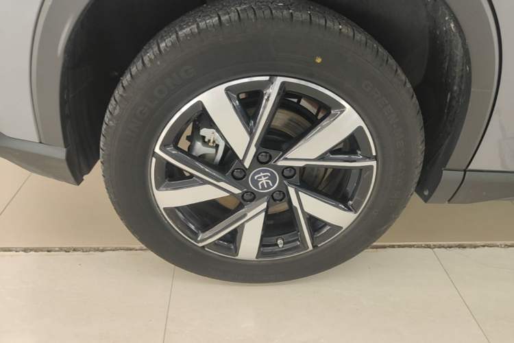 Used BYD Song Pro New Energy 2024 HONOR Edition DM-i 71KM Navigation Model Right Rear Wheel Hub
