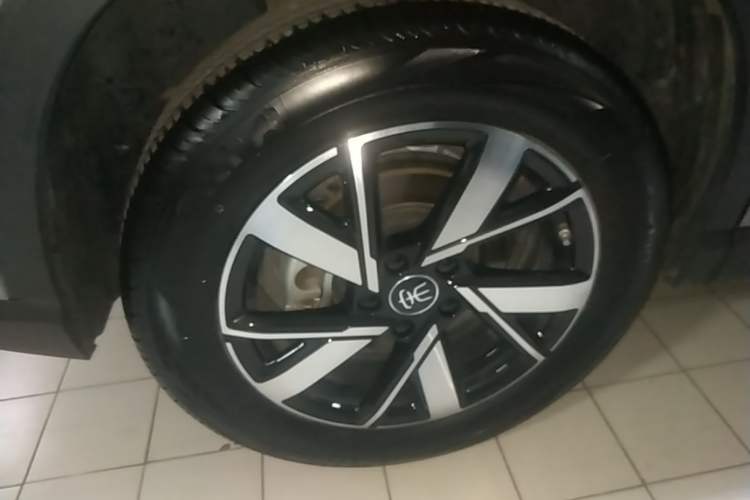 Used BYD Song Pro New Energy 2024 HONOR Edition DM-i 71KM Navigation Model Right Rear Wheel Hub