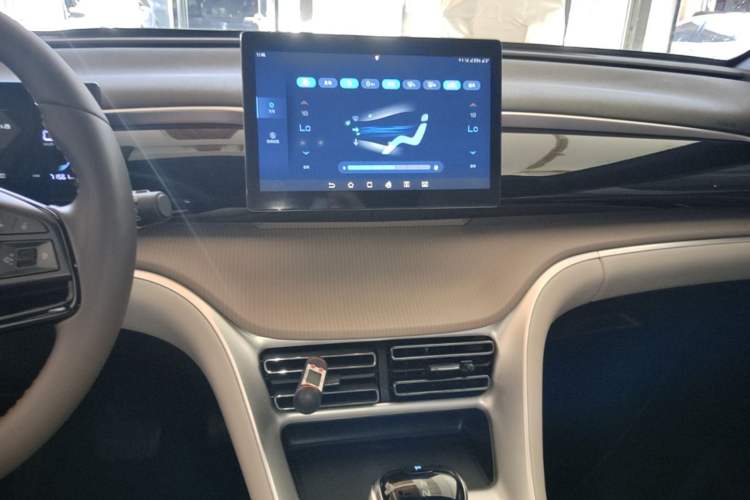 Used BYD Song Pro New Energy 2024 HONOR Edition DM-i 71KM Navigation Model Audio And AC Panel