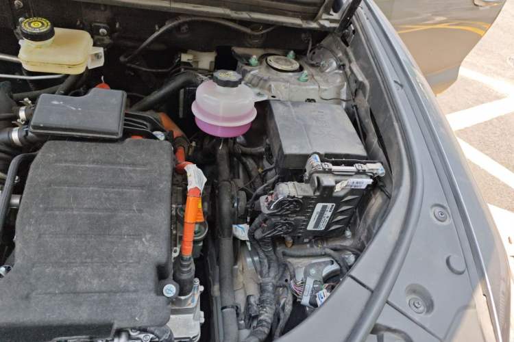 Used BYD Song Pro New Energy 2024 HONOR Edition DM-i 71KM Navigation Model Engine Bay Left