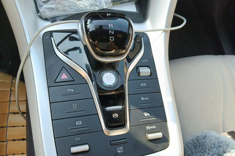 Used BYD Song Pro New Energy 2024 HONOR Edition DM-i 71KM Navigation Model Gear Lever
