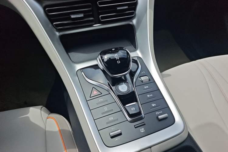 Used BYD Song Pro New Energy 2024 HONOR Edition DM-i 71KM Navigation Model Gear Lever