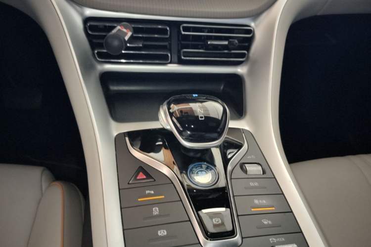 Used BYD Song Pro New Energy 2024 HONOR Edition DM-i 71KM Navigation Model Gear Lever