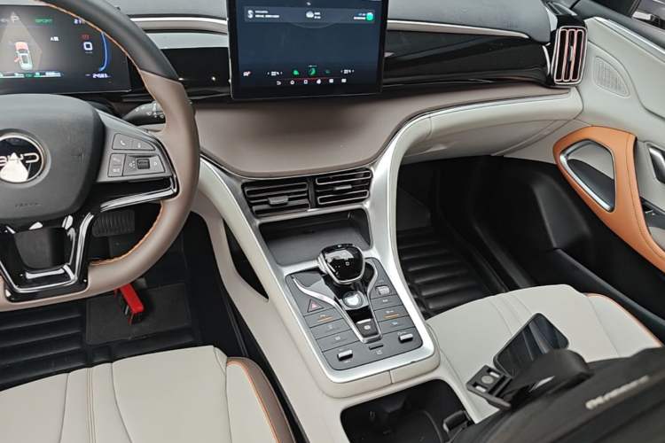 Used BYD Song Pro New Energy 2024 HONOR Edition DM-i 71KM Navigation Model Gear Lever