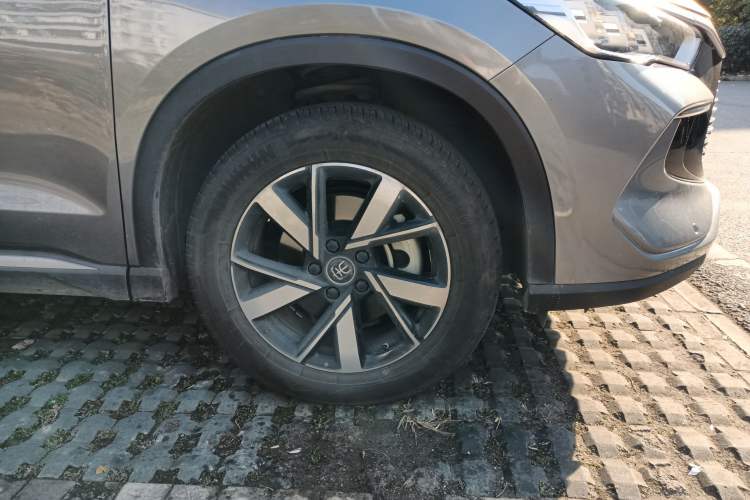 Used BYD Song Pro New Energy 2024 HONOR Edition DM-i 71KM Navigation Model Right Front Wheel Hub