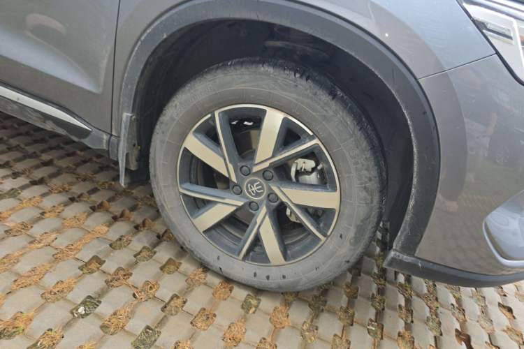 Used BYD Song Pro New Energy 2024 HONOR Edition DM-i 71KM Navigation Model Right Front Wheel Hub