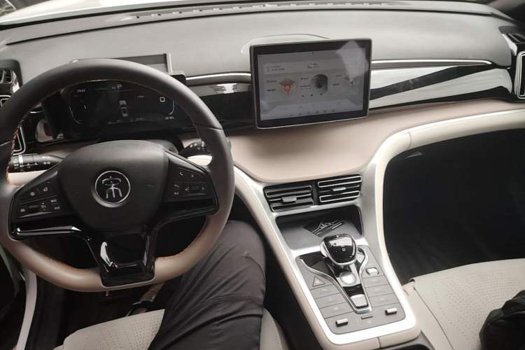 Used BYD Song Pro New Energy 2024 HONOR Edition DM-i 71KM Navigation Model Center Console