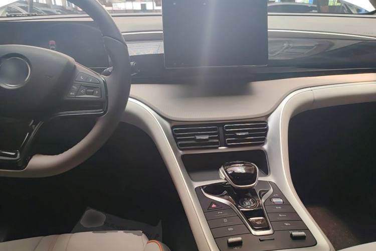 Used BYD Song Pro New Energy 2024 HONOR Edition DM-i 71KM Leading Model Center Console