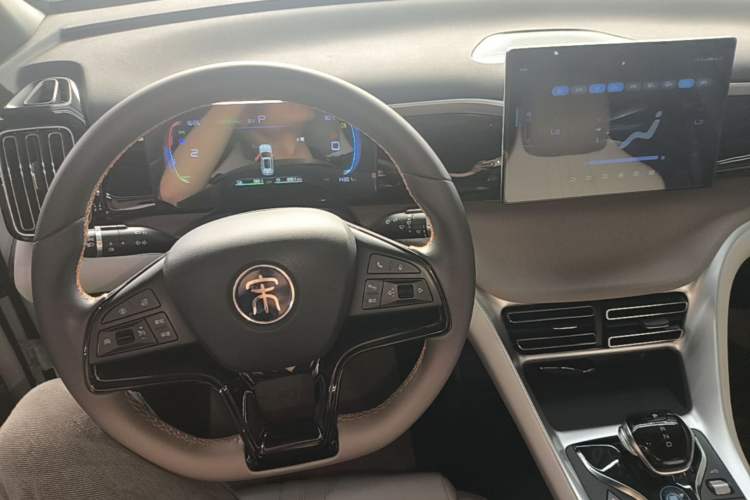 Used BYD Song Pro New Energy 2024 HONOR Edition DM-i 71KM Leading Model Center Console