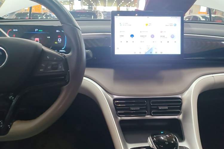 Used BYD Song Pro New Energy 2024 HONOR Edition DM-i 71KM Leading Model Center Console