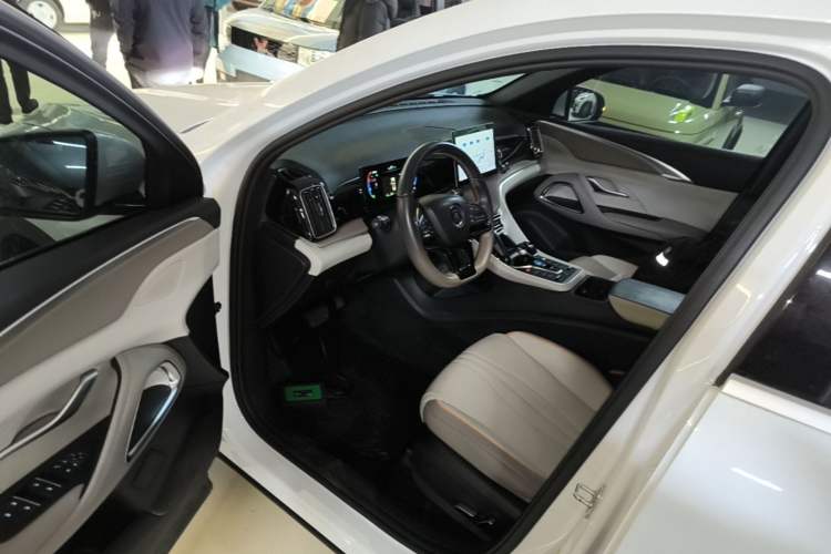 Used BYD Song Pro New Energy 2024 HONOR Edition DM-i 71KM Navigation Model Driver Seat