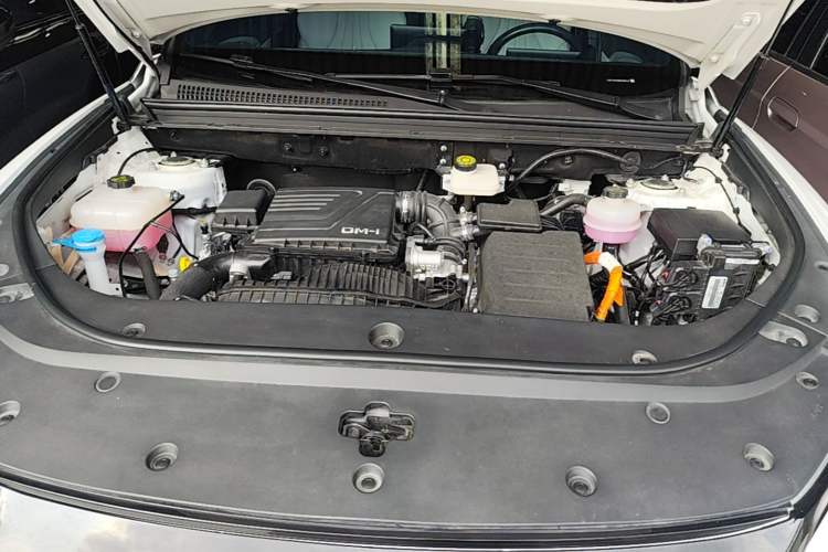 Used BYD Song Pro New Energy 2024 HONOR Edition DM-i 71KM Navigation Model Engine Bay