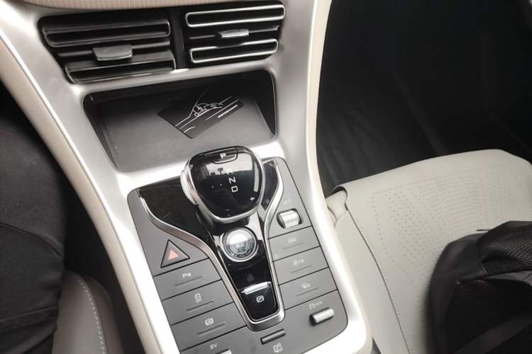 Used BYD Song Pro New Energy 2024 HONOR Edition DM-i 71KM Navigation Model Gear Lever