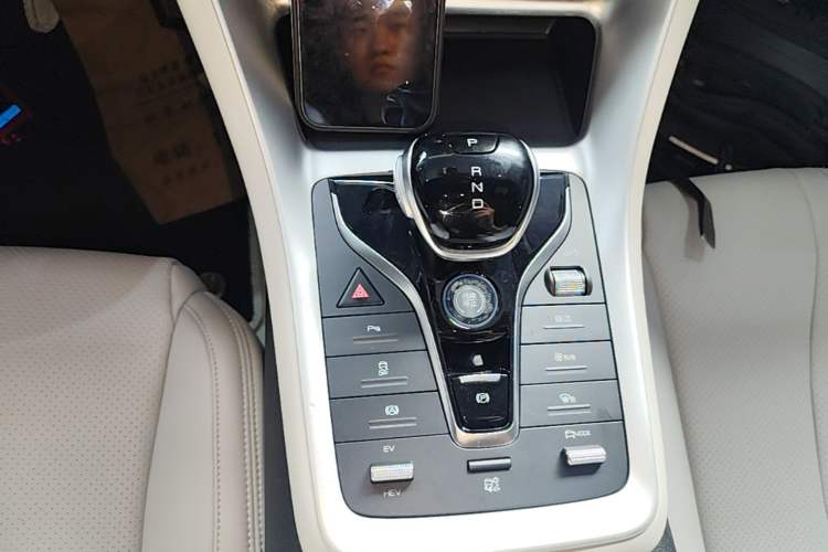 Used BYD Song Pro New Energy 2024 HONOR Edition DM-i 71KM Navigation Model Gear Lever