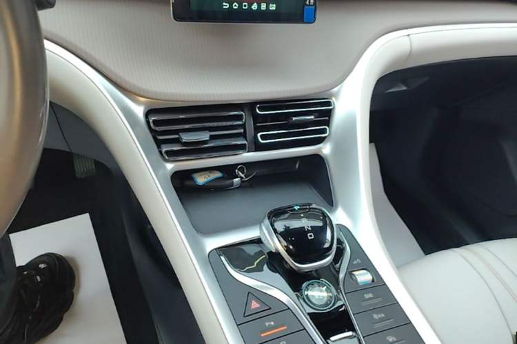 Used BYD Song Pro New Energy 2024 HONOR Edition DM-i 71KM Navigation Model Gear Lever