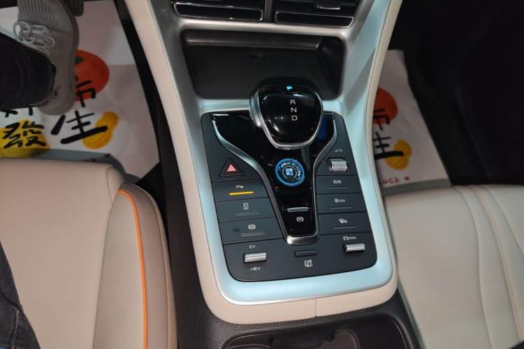 Used BYD Song Pro New Energy 2024 HONOR Edition DM-i 71KM Navigation Model Gear Lever