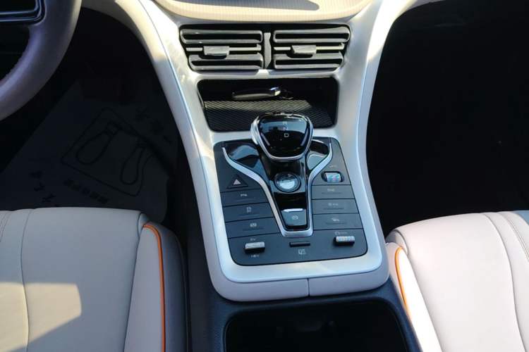 Used BYD Song Pro New Energy 2024 HONOR Edition DM-i 71KM Navigation Model Gear Lever