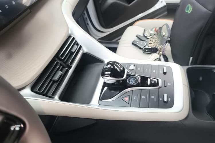 Used BYD Song Pro New Energy 2024 HONOR Edition DM-i 71KM Navigation Model Gear Lever