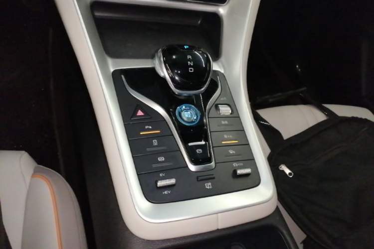 Used BYD Song Pro New Energy 2024 HONOR Edition DM-i 71KM Navigation Model Gear Lever