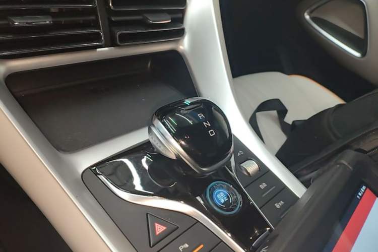 Used BYD Song Pro New Energy 2024 HONOR Edition DM-i 71KM Navigation Model Gear Lever