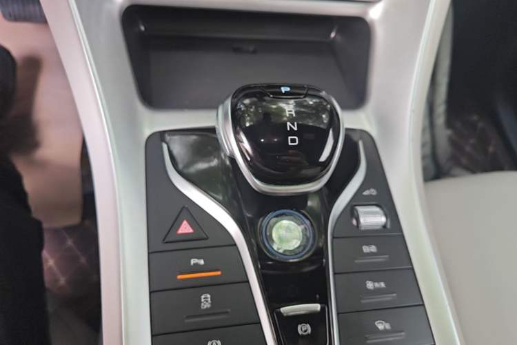 Used BYD Song Pro New Energy 2024 HONOR Edition DM-i 71KM Navigation Model Gear Lever