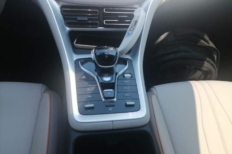 Used BYD Song Pro New Energy 2024 HONOR Edition DM-i 71KM Navigation Model Gear Lever
