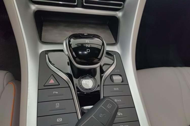 Used BYD Song Pro New Energy 2024 HONOR Edition DM-i 71KM Navigation Model Gear Lever
