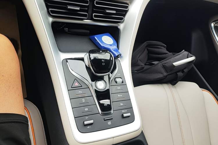 Used BYD Song Pro New Energy 2024 HONOR Edition DM-i 71KM Navigation Model Gear Lever