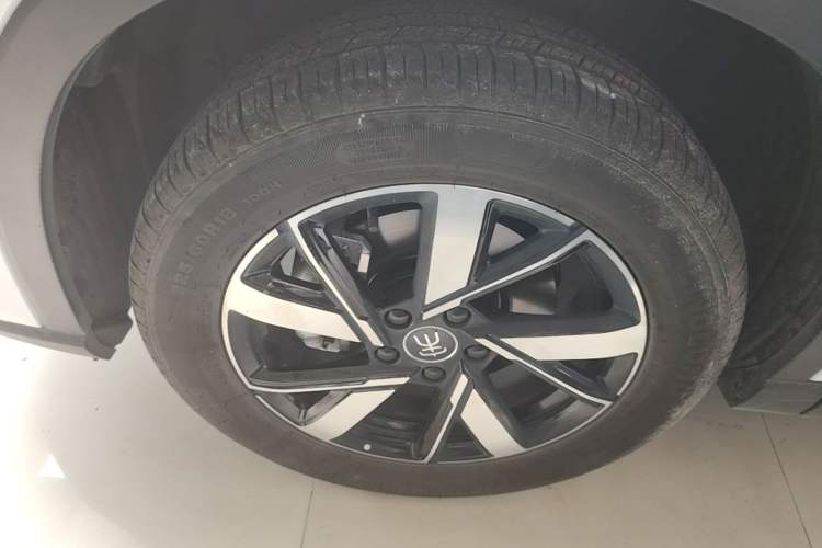 Used BYD Song Pro New Energy 2024 HONOR Edition DM-i 71KM Navigation Model Left Front Wheel Hub