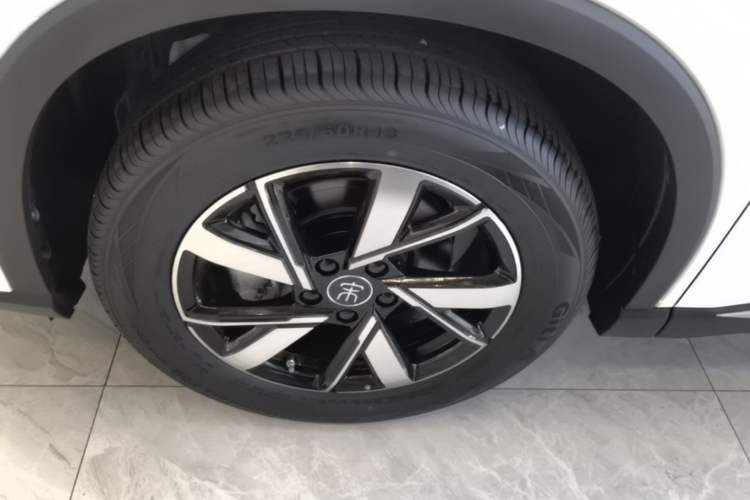 Used BYD Song Pro New Energy 2024 HONOR Edition DM-i 71KM Beyond Model Left Front Wheel Hub