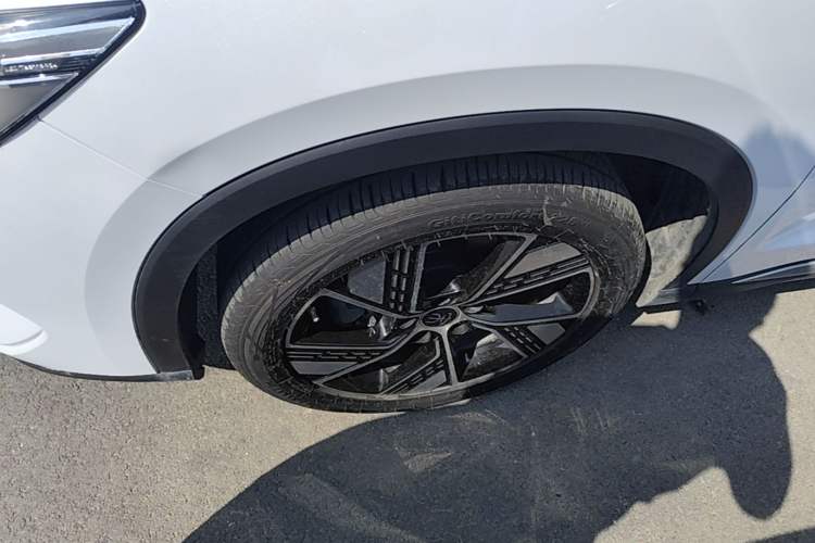 Used BYD Song Pro New Energy 2024 HONOR Edition DM-i 110KM Excellence Model Left Front Wheel Hub