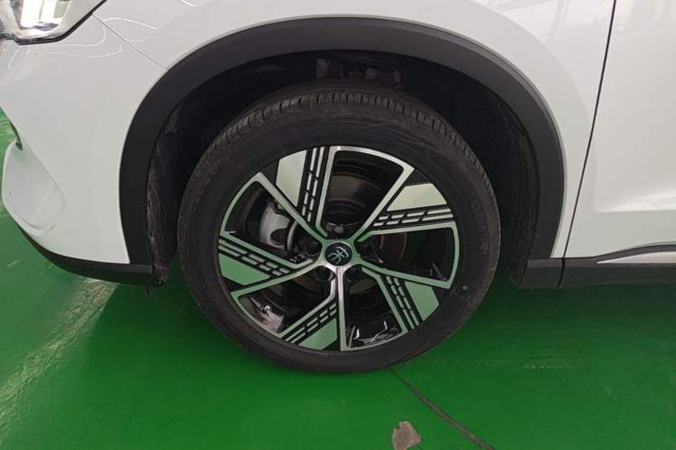 Used BYD Song Pro New Energy 2024 HONOR Edition DM-i 110KM Excellence Model Left Front Wheel Hub