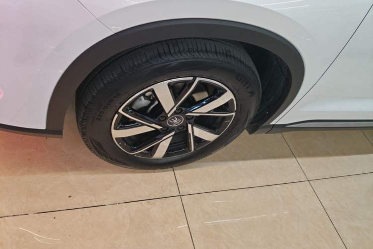 Used BYD Song Pro New Energy 2024 HONOR Edition DM-i 71KM Leading Model Left Front Wheel Hub