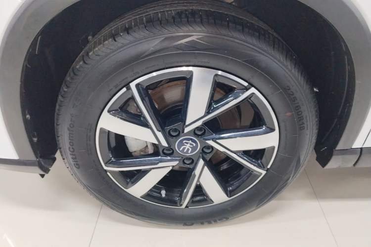 Used BYD Song Pro New Energy 2024 HONOR Edition DM-i 71KM Navigation Model Left Front Wheel Hub
