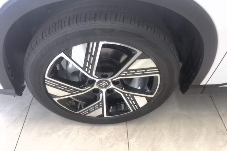 Used BYD Song Pro New Energy 2024 HONOR Edition DM-i 110KM Excellence Model Left Front Wheel Hub