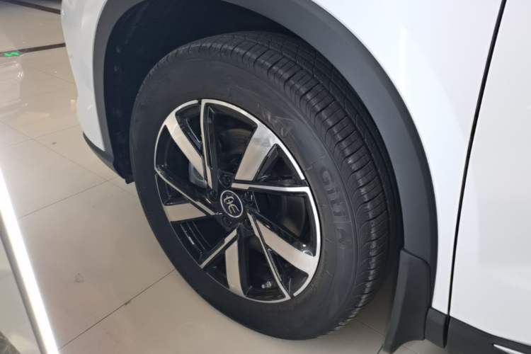 Used BYD Song Pro New Energy 2024 HONOR Edition DM-i 71KM Navigation Model Left Front Wheel Hub
